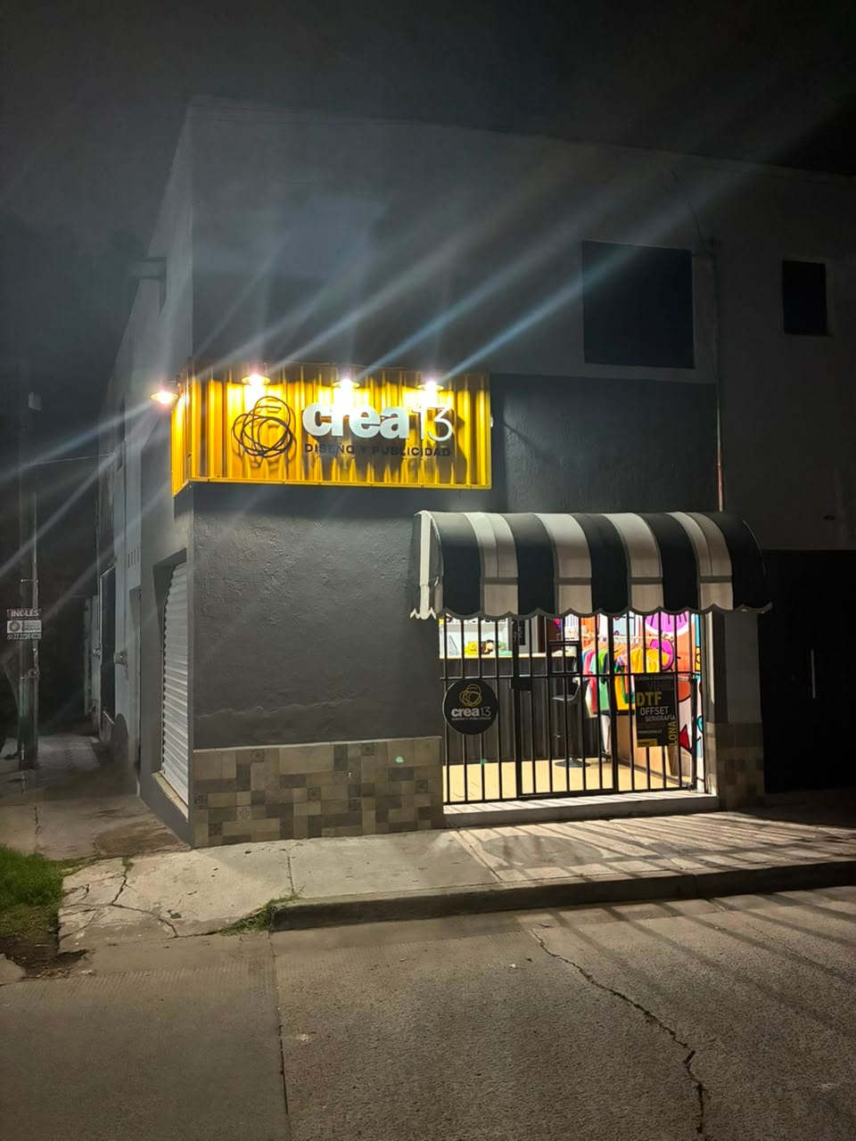 La fachada de noche
